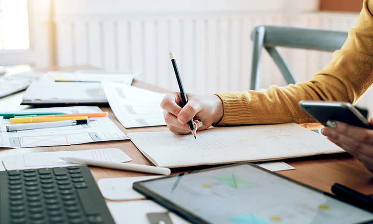 hand of a person writing in a piece of paper